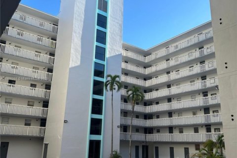 Снять в аренду кондоминиум в Майами, Флорида 1 спальня, 78.04м2, № 2015496 - фото 3