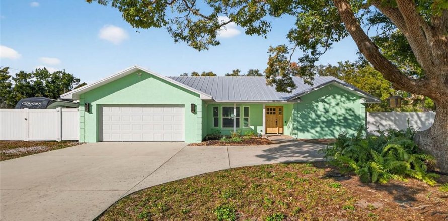 House in Seminole, Florida 3 bedrooms, 180.69 sq.m. № 2098509