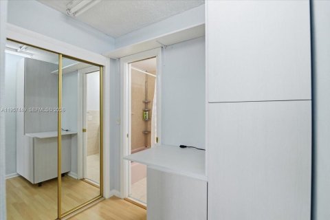 Купить кондоминиум в Халландейл-Бич, Флорида 1 спальня, 71.53м2, № 2011446 - фото 21