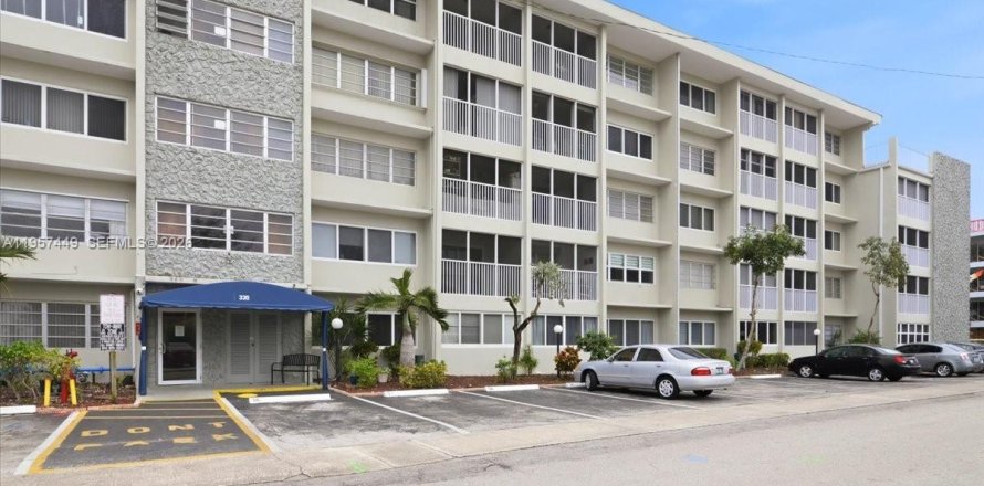 Кондоминиум с 1 спальней в Халландейл-Бич, Флорида № 2011446