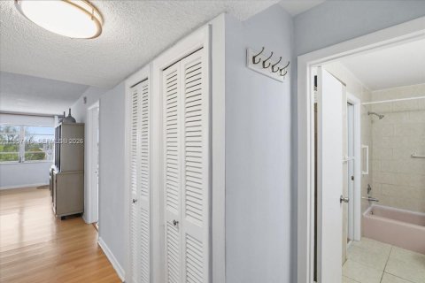 Купить кондоминиум в Халландейл-Бич, Флорида 1 спальня, 71.53м2, № 2011446 - фото 26