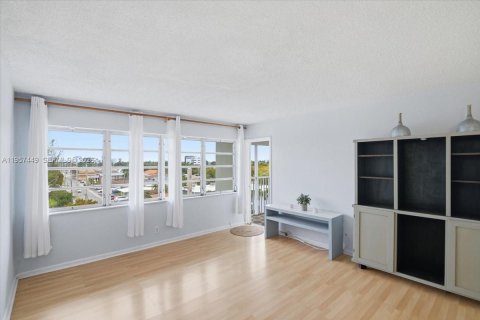 Купить кондоминиум в Халландейл-Бич, Флорида 1 спальня, 71.53м2, № 2011446 - фото 11