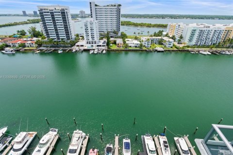 Condo in North Bay Village, Florida, 2 bedrooms  № 2430033 - photo 19