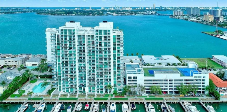 Condo in North Bay Village, Florida, 2 bedrooms  № 2430033
