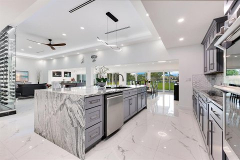 House in Orlando, Florida 4 bedrooms, 395.58 sq.m. № 1777479 - photo 12