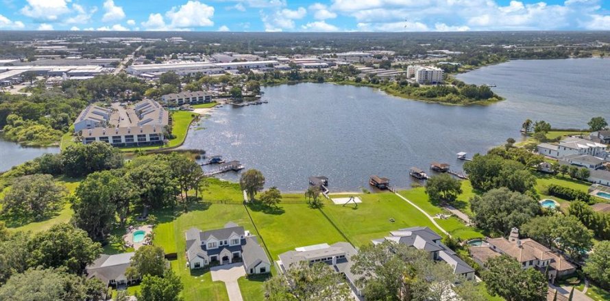 House in Orlando, Florida 4 bedrooms, 395.58 sq.m. № 1777479