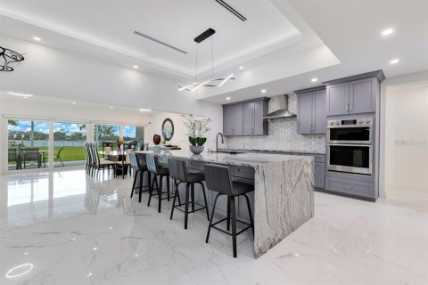 House in Orlando, Florida 4 bedrooms, 395.58 sq.m. № 1777479 - photo 13