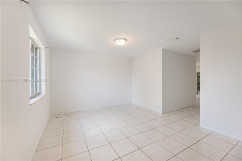 Villa ou maison à louer à Miami, Floride: 3 chambres, 141.12 m2 № 2059015 - photo 5