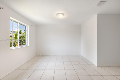 Villa ou maison à louer à Miami, Floride: 3 chambres, 141.12 m2 № 2059015 - photo 6