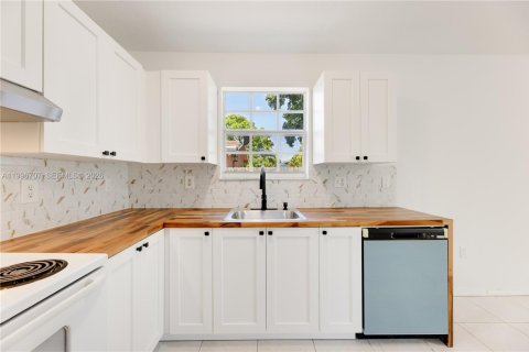 Villa ou maison à louer à Miami, Floride: 3 chambres, 141.12 m2 № 2059015 - photo 11