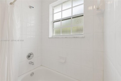 Villa ou maison à louer à Miami, Floride: 3 chambres, 141.12 m2 № 2059015 - photo 18