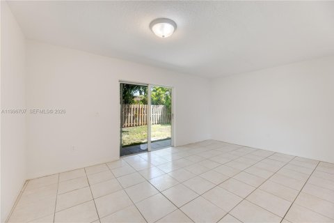 Villa ou maison à louer à Miami, Floride: 3 chambres, 141.12 m2 № 2059015 - photo 13