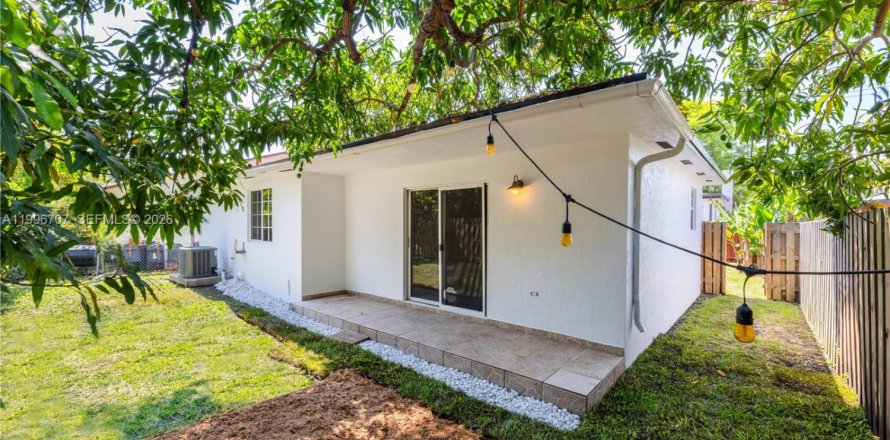 Villa ou maison à Miami, Floride 3 chambres, 141.12 m2 № 2059015