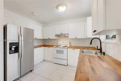 Villa ou maison à louer à Miami, Floride: 3 chambres, 141.12 m2 № 2059015 - photo 9
