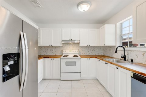 Villa ou maison à louer à Miami, Floride: 3 chambres, 141.12 m2 № 2059015 - photo 10