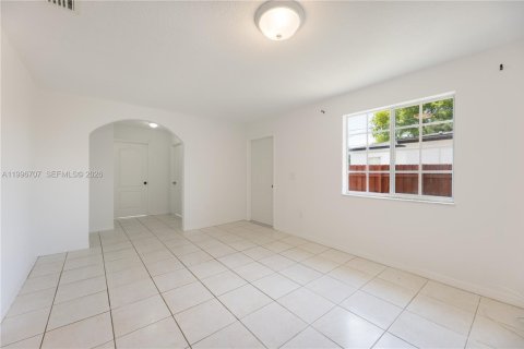 Villa ou maison à louer à Miami, Floride: 3 chambres, 141.12 m2 № 2059015 - photo 4