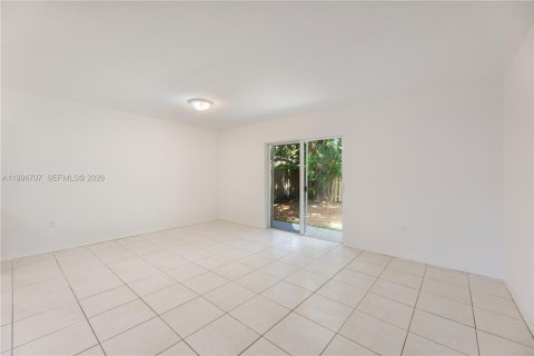 Villa ou maison à louer à Miami, Floride: 3 chambres, 141.12 m2 № 2059015 - photo 12