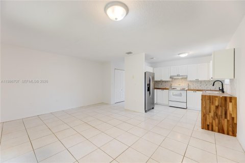 Villa ou maison à louer à Miami, Floride: 3 chambres, 141.12 m2 № 2059015 - photo 8