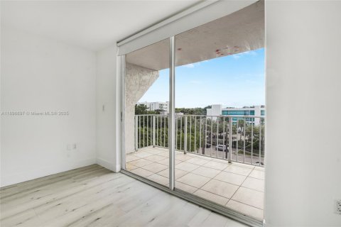 Купить кондоминиум в Майами, Флорида 53.05м2, № 2014582 - фото 6