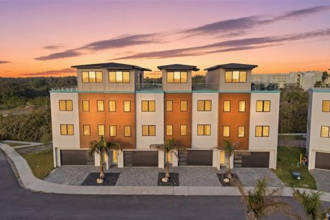 Townhouse in New Port Richey, Florida 3 bedrooms, 236.9 sq.m. № 2103124