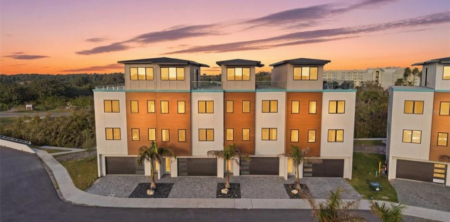 Townhouse in New Port Richey, Florida 3 bedrooms, 236.9 sq.m. № 2103124