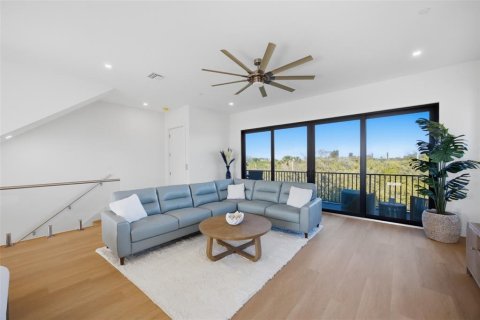 Townhouse in New Port Richey, Florida 3 bedrooms, 236.9 sq.m. № 2103124 - photo 9