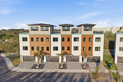 Townhouse in New Port Richey, Florida 3 bedrooms, 236.9 sq.m. № 2103124 - photo 3