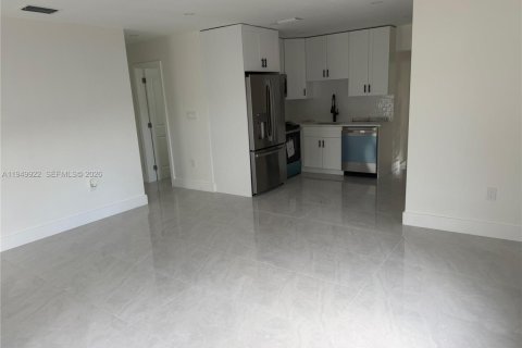 Снять в аренду виллу или дом в Майами-Гарденс, Флорида 5 спален, 133.04м2, № 2005598 - фото 2