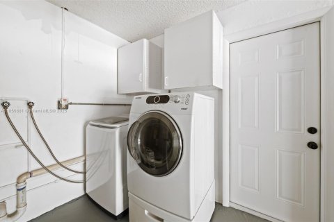 House in Tamarac, Florida 3 bedrooms, 136.1 sq.m. № 1859126 - photo 20