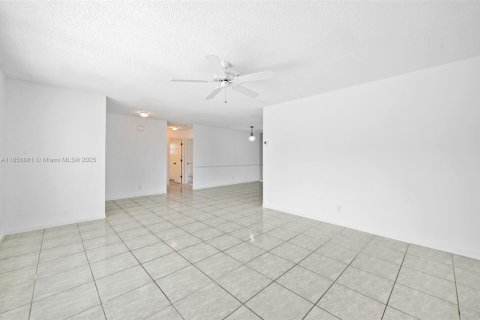 House in Tamarac, Florida 3 bedrooms, 136.1 sq.m. № 1859126 - photo 3