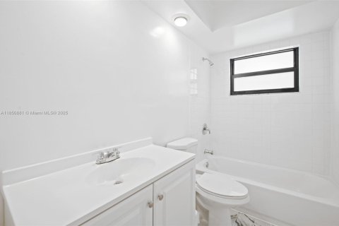 House in Tamarac, Florida 3 bedrooms, 136.1 sq.m. № 1859126 - photo 16