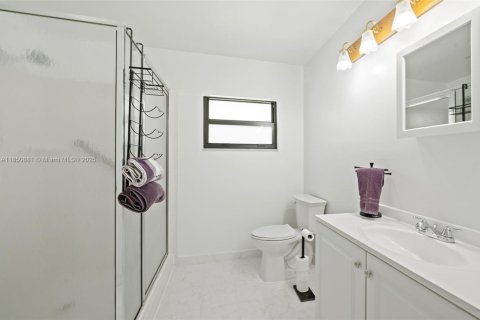 House in Tamarac, Florida 3 bedrooms, 136.1 sq.m. № 1859126 - photo 12