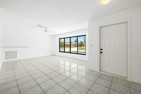House in Tamarac, Florida 3 bedrooms, 136.1 sq.m. № 1859126 - photo 6
