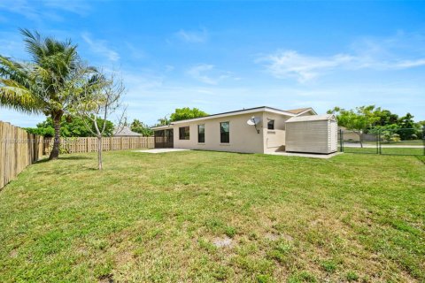 House in Tamarac, Florida 3 bedrooms, 136.1 sq.m. № 1859126 - photo 24