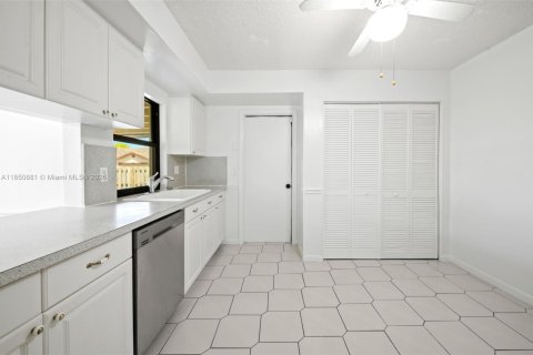 House in Tamarac, Florida 3 bedrooms, 136.1 sq.m. № 1859126 - photo 7