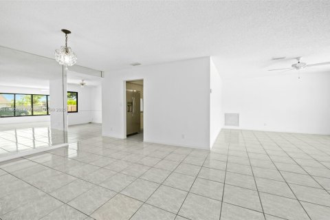 House in Tamarac, Florida 3 bedrooms, 136.1 sq.m. № 1859126 - photo 5