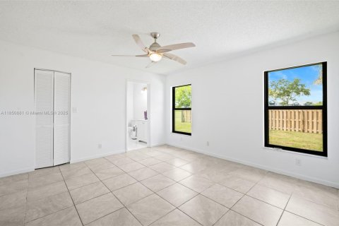House in Tamarac, Florida 3 bedrooms, 136.1 sq.m. № 1859126 - photo 10