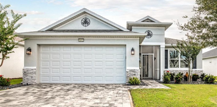 House in Mount Dora, Florida 3 bedrooms, 221.48 sq.m. № 1669810