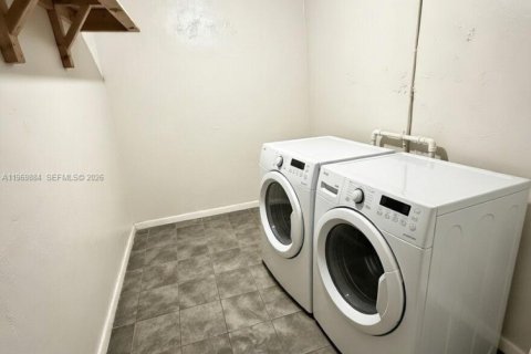 House in Miami Gardens, Florida 4 bedrooms, 158.68 sq.m. № 2030747 - photo 21