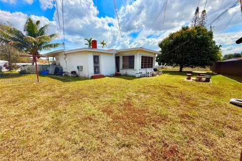 House in Miami Gardens, Florida 4 bedrooms, 158.68 sq.m. № 2030747 - photo 22