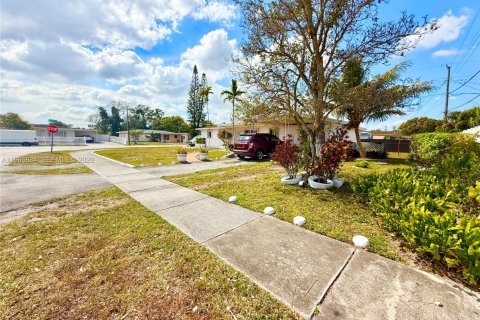House in Miami Gardens, Florida 4 bedrooms, 158.68 sq.m. № 2030747 - photo 3
