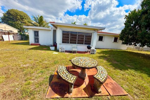 House in Miami Gardens, Florida 4 bedrooms, 158.68 sq.m. № 2030747 - photo 5