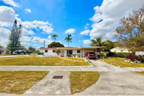 House in Miami Gardens, Florida 4 bedrooms, 158.68 sq.m. № 2030747 - photo 2