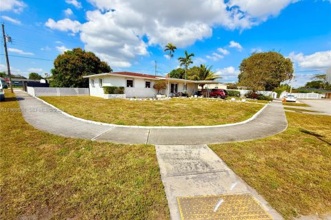 House in Miami Gardens, Florida 4 bedrooms, 158.68 sq.m. № 2030747 - photo 1