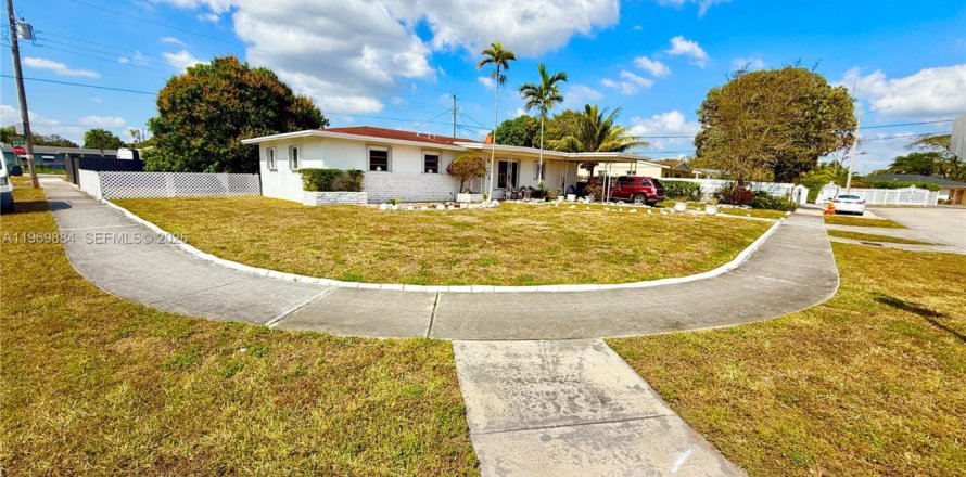 House in Miami Gardens, Florida 4 bedrooms, 158.68 sq.m. № 2030747