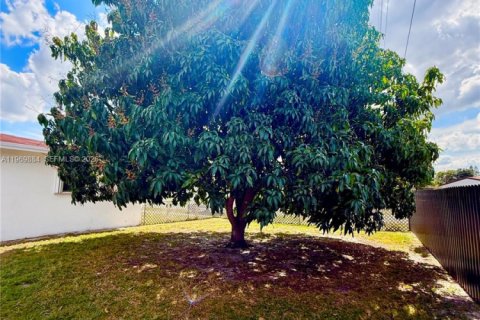 House in Miami Gardens, Florida 4 bedrooms, 158.68 sq.m. № 2030747 - photo 6