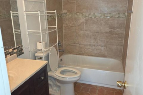 Купить кондоминиум в Окленд-Парк, Флорида 2 спальни, 85.47м2, № 1971272 - фото 11