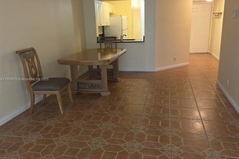 Купить кондоминиум в Окленд-Парк, Флорида 2 спальни, 85.47м2, № 1971272 - фото 2