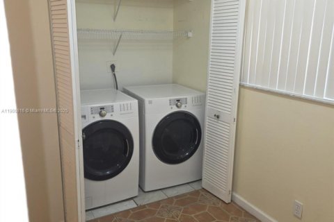 Купить кондоминиум в Окленд-Парк, Флорида 2 спальни, 85.47м2, № 1971272 - фото 6