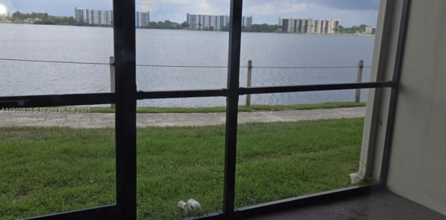 Кондоминиум с 2 спальнями в Окленд-Парк, Флорида № 1971272